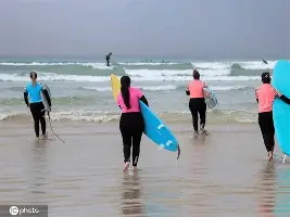 包含冲浪大师赛掀起高潮，岭东白虎队大胜漓江天狼队，战至最后一刻——边后卫成为亮点的词条