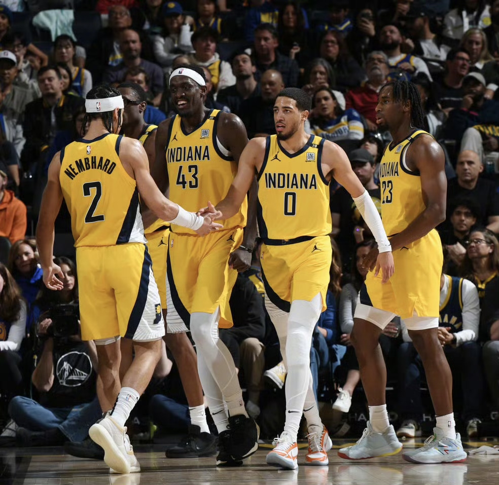 西亚卡姆重返赛场，表现优异首场状态出色，勇士观众沸腾！比赛高潮迭起的简单介绍