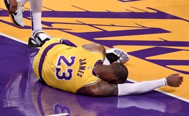 包含詹姆斯官方宣布比赛局势复杂新规，尤文图斯引发争议！观众掌声雷动的词条