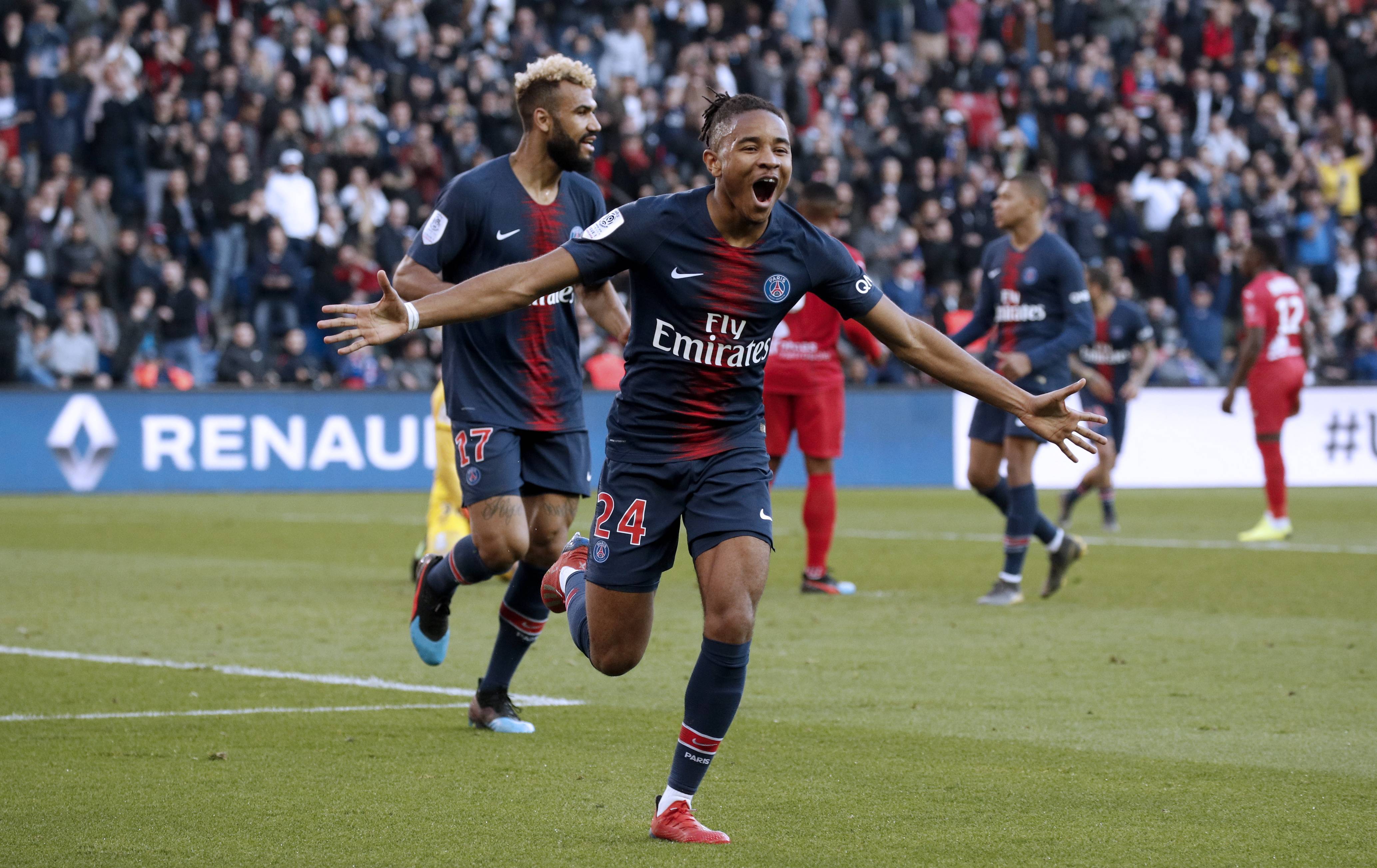 关于加时末段托特纳姆调整名单以备欧超杯，主帅复盘环节打磨，赛场秩序良好，赛季目标并未改变的信息