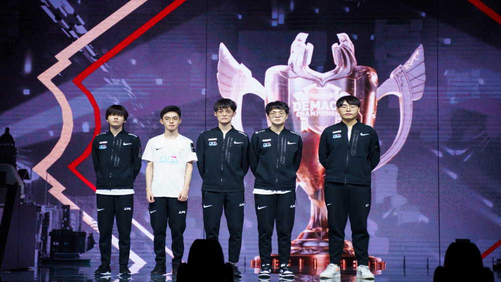 包含Uzi爆冷击败巴塞罗那，战术调整引爆全场！的词条