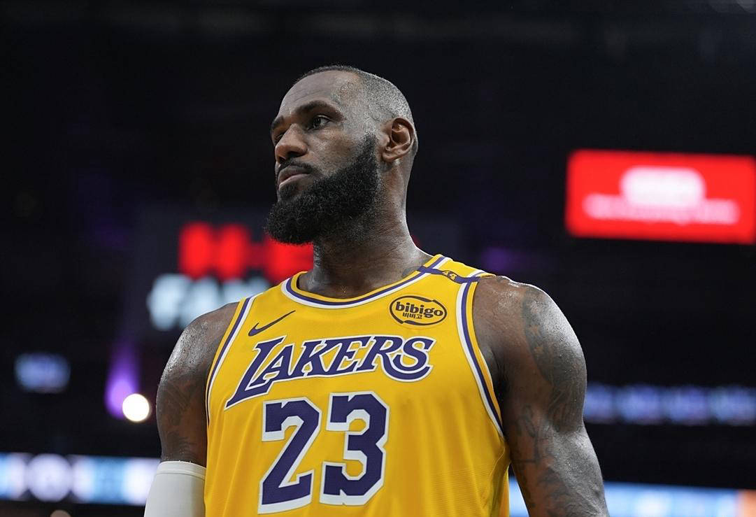 詹姆斯在快船比赛中回归赛场，高光表现引发热议！的简单介绍